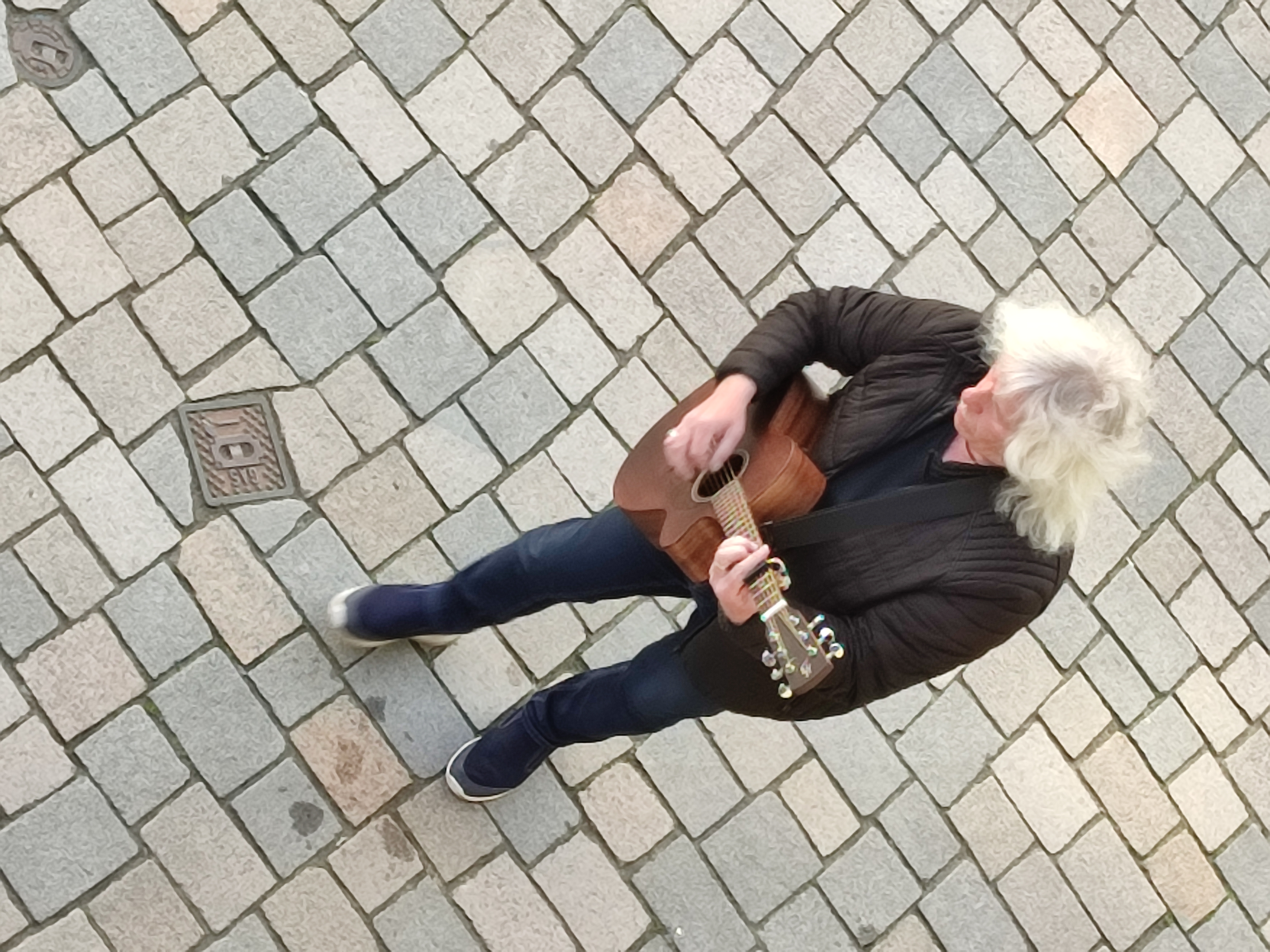 UnknownStreetMusician2023-08-04MarktplatzQuedlinburgGermany (1).jpg